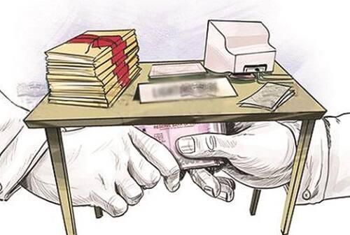 જેમાં મેનેજિંગ ડિરેક્ટર ડો.કે.એસ.દેત્રોજા, જોઈન્ટ ડાયરેક્ટર કે.સી.પરમાર, મદદનીશ નિયામક એમ.કે.દેસાઇ, ફિલ્ડ સુપરવાઈઝર એસ.એમ.વાઘેલા અને કંપની સેક્રેટરી એસ.વી.શાહ પાસેથી રોકડા રૂ. 56.50 લાખ મળી આવ્યા હતા. ત્યારબાદ શુક્રવારે એસીબીની ટીમે પાંચેય અધિકારીઓના ઘરે પણ દરોડા પાડ્યા હતા. જેમાં એમ.કે.દેસાઇના ઘરેથી વધુ રૂ. 63 લાખ અને પાંચેયના ઘરેથી રૂ.56 લાખનું રાચરચિલું મળી આવ્યું હતું.