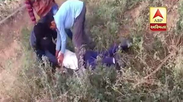 કિશોરને માર મારવાનું આ શખ્સોએ મોબાઇલમાં રેકોર્ડિંગ પણ કર્યું હતું. આ શખ્સોએ કિશોરીને મારી મારીને અધમુવો કરીને છોડી મુક્યો હતો. બીજી તરફ કિશોર આ ઘટનાથી ખૂબ જ ડરી ગયો હતો. જોકે, તેને કોણે માર્યો અને કેમ માર્યો તેની ખબર નહોતી. બીજી તરફ અપહરણકારોએ જ કિશોરનો આ વીડિયો વાયરલ કરી દીધો હતો.