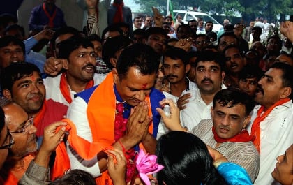 પત્રમાં તેમણે લખ્યું છે કે, મેં તમને ફોન કર્યો હતો અને જાણવા મળ્યું કે, તમે નિયમો મુજબ જ કામ કર્યું છે અને સારવાર આપી છે. જાહેર જીવનમાં રહેલી વ્યક્તિ પાસેથી ચોક્કસ અપેક્ષાઓ હોય તે સ્વાભાવિક છે અને હું દર્દીઓના લાભાર્થે કેન્સર સોસાયટી દ્વારા જે સેવા અપાય છે તેના માટે 1 લાખ રૂપિયાનો ચેક મોકલી રહ્યો છું.