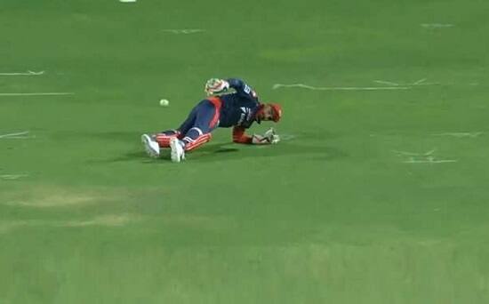 તેણે 24 બોલમાં 41 રન બનાવ્યા હતાં. રાયડૂ જ્યારે જોયા વગર જ ધોનીની સાથે બેટિંગ ક્રિઝ પર પહોંચ્યો હતો ત્યારે સ્ટેડિયમમાં બેઠેલી ધોનીની પત્ની સાક્ષી એકદમ હેરાન રહી ગઈ હતી અને શોકિંગ રિએક્શન આપ્યું હતું.