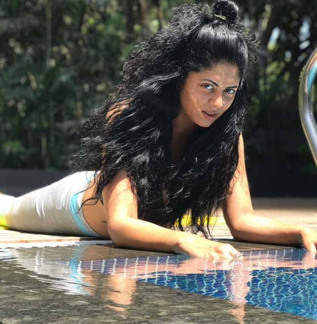 કવિતા કૌશિકે પોતાના આ ફોટોઝ અપલૉડ કરતાં કેપ્શનમાં લખ્યું, જ્યારે વર્કઆઉટ તમારા મિત્ર હોય. સાથે હેશટેગ્સનો યૂઝ કરતાં તેને લખ્યું કે, પોતાની જાતને પ્રેમ કરો, પોતાની બૉડી ખુદ બનાવો.