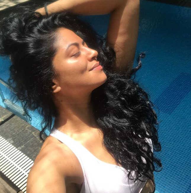 કવિતાના એક પિક્ચરમાં તો તેનુ આખુ બૉડી પૉસ્ચર દેખાઇ રહ્યું છે અને તે ખરેખર સુંદર લાગી રહી છે. આ ઉપરાંત બીજા પિક્ચરમાં તેના ચહેરા પર તડકો આવી રહ્યો છે અને તે શાઇન કરી રહી છે. 