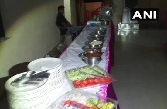 અલીગઢના તહસીલ ખેર વિસ્તારમાં યોગી સરકારના મંત્રી સુરેશ રાણા લાવ લશ્કર સાથે પહોંચ્યાં હતાં. અહીં તેમણે દલિતના ઘરે ભોજન લીધું હતું. પરંતુ ભોજનમાં નેતાજીએ સલાડ, દાલ-મખની, પાલક-પનીર, છોલે-ચાવલ, પાલક-પનીર, અડધની દાળ, મિક્સ વેજ, રાયતા, બુંદી, તંદૂરી રોટી ઉપરાંત મિઠાઈમાં ગુલાબ-જાંબુ, કોફી અને મિનરલ વોટરની લિજ્જત માણી હતી.