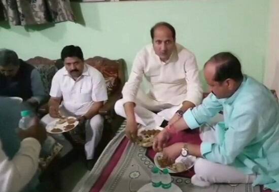 યોગી સરકારમાં મંત્રી સુરેશ રાણા જ્યારે અલીગઢમાં એક દલિતના ઘરે ભોજન લેવા પહોંચ્યા તો ખરાં પરંતુ તે અને તેમની સાથે આવેલા તમામ માટે હોટલમાંથી જમવાનું મંગાવવામાં આવ્યું હતું અને મંત્રી સહિતના લોકોએ એ ભોજન જમ્યા હતાં. આમ દલિતોની પડખે ઉભી હોવાની છાપ ઉપસાવવાની તનતોડ મહેનત કરી રહેલી ઉત્તર પ્રદેશ સરકાર માટે આ દાવ ઉંધો પડી ગયો હતો.