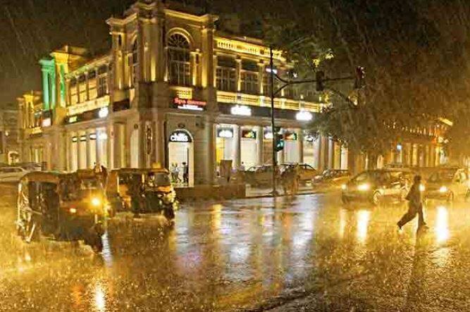 આ ઉપરાંત પશ્ચિમ બંગાળમાં વીજળી અને દીવાલ પડવાની બે અલગ-અલગ ઘટનામાં ચાર લોકોના મોત થયા છે, જ્યારે બે લોકો ઘાયલ થયા છે.