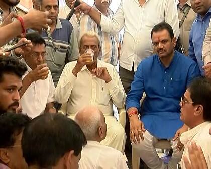 સરકાર તરફથી ખાતરી મળતા જગદીશભાઇ પટેલ અને મહેન્દ્રભાઇ પટેલે જીતુ વાઘાણીના હાથે પારણા કર્યા હતા. જોકે, ગામ લોકોમાં એવી ચર્ચા પણ ચાલી રહી હતી કે પાટીદાર નેતા હાર્દિક પટેલ કરમસદ આવે તે અગાઉ ભાજપે પારણા કરાવી દીધા હતા. 