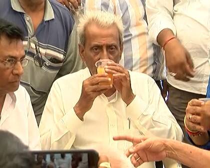 તેમણે મૌખિક બાહેંધરીની લોલીપોપ આપી કરમસદવાસીઓને પારણાં કરાવ્યાં હતાં. હાર્દિક અહી આવતો હોવાની વાતથી ભાજપમાં ફડફડાટ ફેલાઇ ગયો હતો અને જેથી અચાનક બપોરે ત્રણ વાગ્યે ભાજપના નેતાઓ ઉપવાસી છાવણીમાં આવી ગયા હતા. 