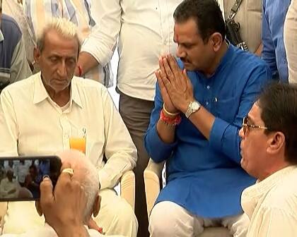  તેમણે સૌ પ્રથમ ઉપવાસ પર બેઠેલા જગદીશભાઈ પટેલ અને ગોપાલભાઈ પટેલના ખબર અંતર પૂછ્યા હતા. સરકાર અને પક્ષ તમારી સાથે છે. કેન્દ્ર સરકારને વહેલી તકે પ્રસ્તાવ મોકલીશું દરજ્જો અપાવા માટેની બાહેંધરી આપી છે. આ માટે સમિતિની રચના કરવામાં આવશે. ત્યારબાદ આ અંગેનો નિર્ણય લેવામાં આવશે.