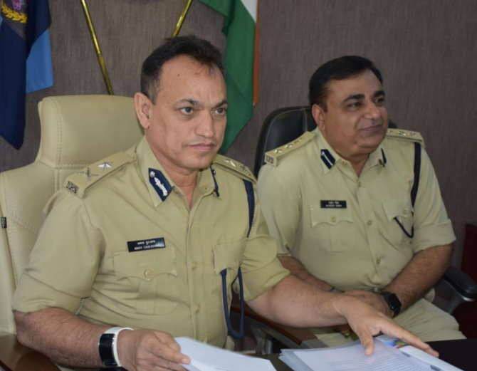 શીતલ અને લિંગપ્પા વચ્ચે લાંબા સમયથી સંબંધો હતા. મનસુખ રાદડિયાની ગેરહાજરીમાં બંને રંગરેલિયાં મનાવતાં હતાં પણ શીતલને પતિ સાથે સતત ઝગડા થયા કરતા હતા. આ કારણે પતિને બતાવી દેવા માટે તેણે પ્રેમી સાથે મળીને લૂંટનો પ્લાન બનાવ્યો અને તેને અંજામ પણ આપ્યો હતો.