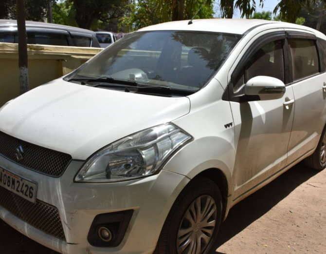 આ લૂંટારાઓએ ઘરમાં પ્રવેશી મનસુખ રાદડીયાના પત્ની શીતલ અને પુત્ર નીલ (ઉ.વ.૯)ને લમણે ગન જેવું હથિયાર મૂકી તેમના મોંઢા અને હાથ પગ બાંધી દીધા હતા. પછી તેમને કલોરોફોર્મ સૂંઘાડી ઘરમાં મુકેલા રોકડા રૂપિયા સાડા ત્રણ કરોડની લૂંટ ચલાવી ગાડીમાં નાસી છૂટયા હતા.