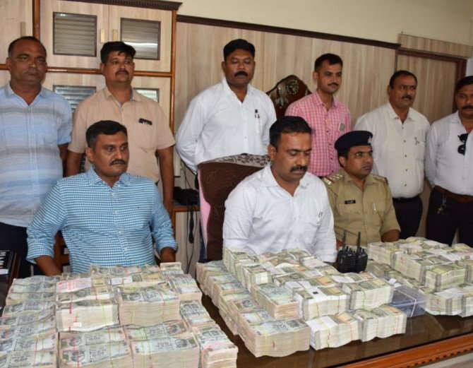 શીતલે કબૂલ્યું કે, મારા પતિને રૂપિયા-પૈસાથી બરબાદ કરી જિન્દગીમાં સબક શીખવાડી દેવા માટે મેં મારા પ્રેમી ભાડૂઆત લિંગપ્પા સાથે મળીને લૂંટનો પ્લાન ઘડયો હતો''. શીતલે જ મનસુખે રોકડા રૂપિયાના બંડલો થેલામાં ભરીને એ થેલા ઘરમાં જે જગ્યાએ મુકેલા હતા તેની વિગત તેના પ્રેમી લિંગપ્પાને પહોંચાડી હતી.