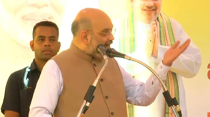 આ દરમિયાન અમિત શાહ ગુસ્સો કરતા ટ્રાન્સલેટરને તેની ભૂલ સુધારવા માટે સલાહ આપતા નજરે પડે છે.