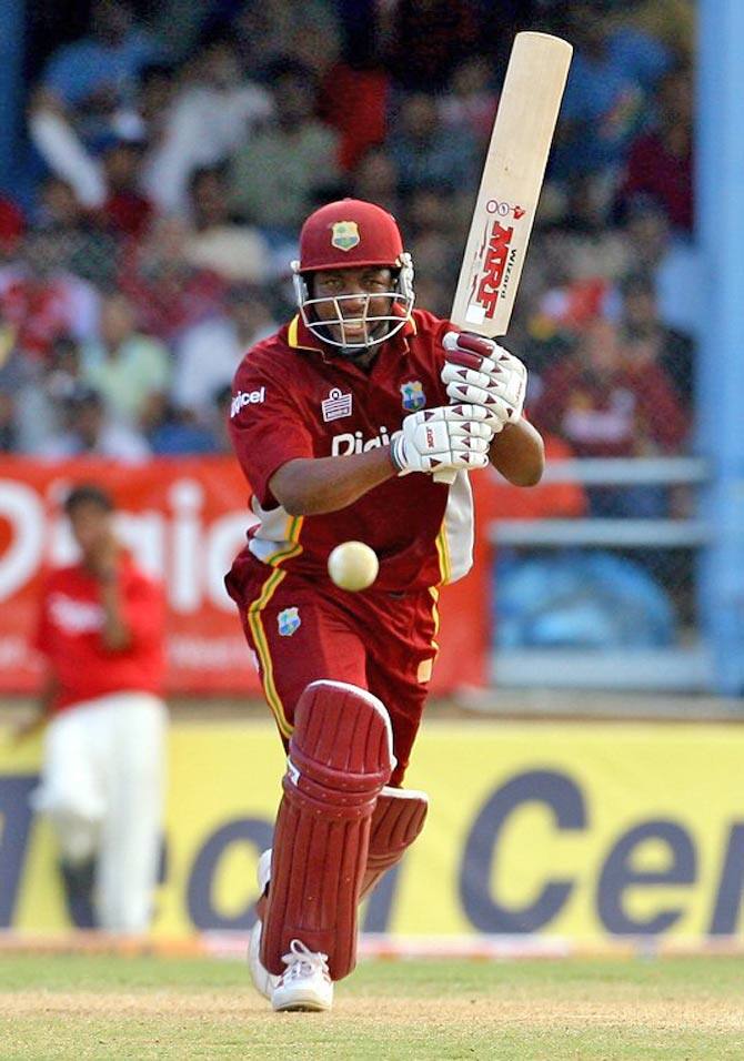 પૃથ્વી શો ફક્ત સચિનની જેમ જ નહીં પરંતુ વેસ્ટ ઇન્ડિઝના મહાન બેટ્સમેન બ્રાયન લારાની જેમ પણ બેટિંગ કરે છે. એક્સપર્ટના મતે તે લારાની જેમ બેકલિફ્ટ ફટકારી શકે છે તો વિરાટ કોહલીની જેમ કવર ડ્રાઇવ પણ ફટકારી શકે છે. 