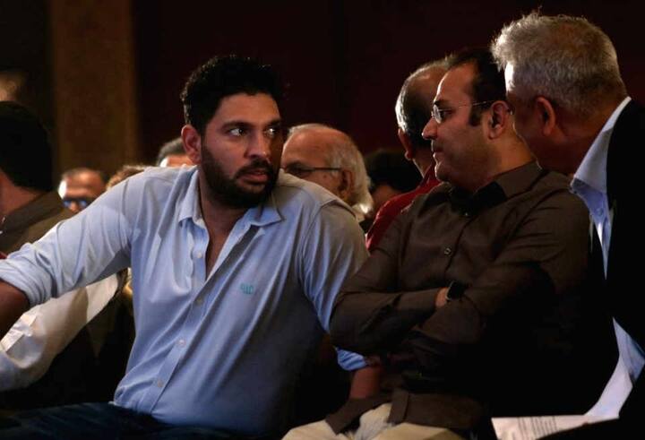 સૌરવ ગાંગુલીની ઓટોબાયોગ્રાફી ‘એ સેન્ચુરી નોટ ઇનફ’ના વિમોચન પ્રસંગમાં એકબીજા સાથે વાત કરતાં સેહવાગ અને યુવરાજ.