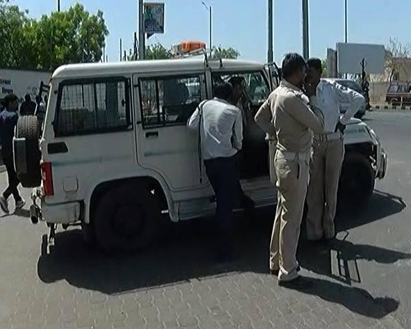 1972માં વિવિધ કેન્દ્રોનું એકીકરણ કરી સ્પેશ એપ્લિકેશન સેન્ટરની સ્થાપના કરાઈ. દેશનો સૌ પ્રથમ કોમ્યુનિકેશન સેટેલાઈટ એપલની ડિઝાઈન સ્પેસ એપ્લિકેશ સેન્ટરમાં બની હતી. ઈન્સેટ સીરીઝના તમામ સેટેલાઈટનું ડિઝાઈનીંગ કામ સંપૂર્ણ રીતે સ્વદેશી રીતે અમદાવાદમાં થયું હતું.