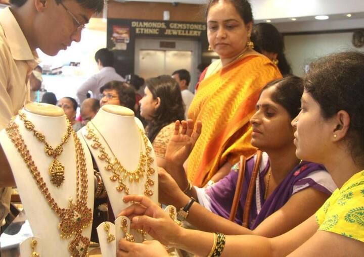 બુલિયન માર્કેટમાં આજ રોજ સોનાના 10 ગ્રામનો ભાવ 32,000 રૂપિયા છે. સોનાના ભાવમાં સતત બીજા દિવસે ઘટાડો જોવા મળ્યો છે. આ ઘટાડો હજુ આગળ ચાલશે તેમ નિષ્ણાતો જણાવી રહ્યા છે. સોનાનો ભાવ ઘટીને 31,000 રૂપિયા આસપાસ પહોંચે તેવી સંભાવના વ્યક્ત કરવામાં આવી રહી છે.
