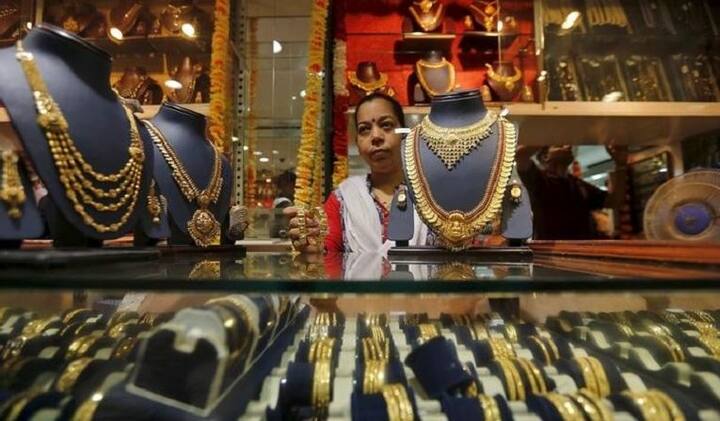 ચાલુ વર્ષે જાન્યુઆરીથી માર્ચ દરમિયાન વૈશ્વિક સ્તર પર તેની ડિમાન્ડ 973 ટન હતી. ડબલ્યુસીજી મુજબ રોકાણની માંગમાં ઘટાડો થવાના કારણે આ સ્થિતિ જોવા મળી રહી છે. ગોલ્ડ બાર અને ગોલ્ડ ઇટીએફમાં રોકાણ ઘટવાથી માંગ ઓછી થઈ છે.