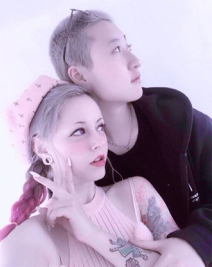 જેકી ચેને ક્યારેય પણ સાર્વજનિક રીતે પોતાની દીકરીનો ઉલ્લેખ કર્યો નથી પરંતુ એલાયન સાથે અફેરની વાત કબૂલ કરી હતી. એટાની માતાએ એક ઇન્ટરવ્યૂમાં કહ્યું હતું કે, જો એટા અને તેની ગર્લફ્રેન્ડ પાસે પૈસા નથી તો તેમણે જઇને કામ કરવું જોઇએ, મહેનત કરવી જોઇએ. તેમણે આ રીતે વીડિયો બતાવીને લોકોને જણાવવું જોઇએ નહીં.