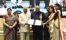 દીકરીઓ સાથે બોની કપૂરે સ્વીકાર્યો શ્રીદેવીનો નેશનલ એવોર્ડ, થયા ભાવુક