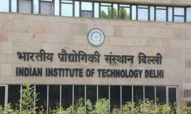  ‘નીરજ અરોરા આઇઆઇટી- દિલ્હી અને ઈન્ડિયન સ્કૂલ ઓફ બિઝનેશના અભ્યાસ કર્યો છે. ત્યાર બાદ વર્ષ 2000માં એક ક્લાઉડ સોલ્યુશન્સ કંપની Accellion સાથે નોકરીની શરૂઆત કરી. અરોરાએ 2006માં ઇન્ડિયન સ્કૂલ ઓફ બિઝનેસ N(આઇએસબી) થી ફાઇનાન્સ એન્ડ સ્ટ્રેટેજીમાં એમબીએ કર્યું. ત્યારબાદ અરોરાએ ટાઇમ્સ ઈન્ટરનેટ લિમિટેડમાં 18 મહિના કામ કર્યું.