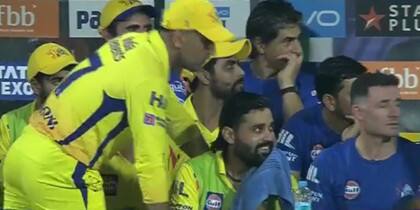 કોલકતા સામેની મેચ દરમિયાન ધોની સુપરકિગ્સના ડગઆઉટ પાસે ઉભો હતો. આ દરમિયાન એક યુવક ત્યાં આવ્યો હતો અને તેને પગે લાગ્યો હતો. બાદમાં ધોનીએ તેના માથામાં હાથ ફેરવ્યો હતો અને તેને આશિર્વાદ આપ્યા હતા. ચેન્નઇ સુપરકિંગ્સના કોચ હસી આ ઘટનાથી ડરી ગયા હતા જોકે, કેટલાક ખેલાડીઓ આ ઘટના પર હસવા લાગ્યા હતા. 