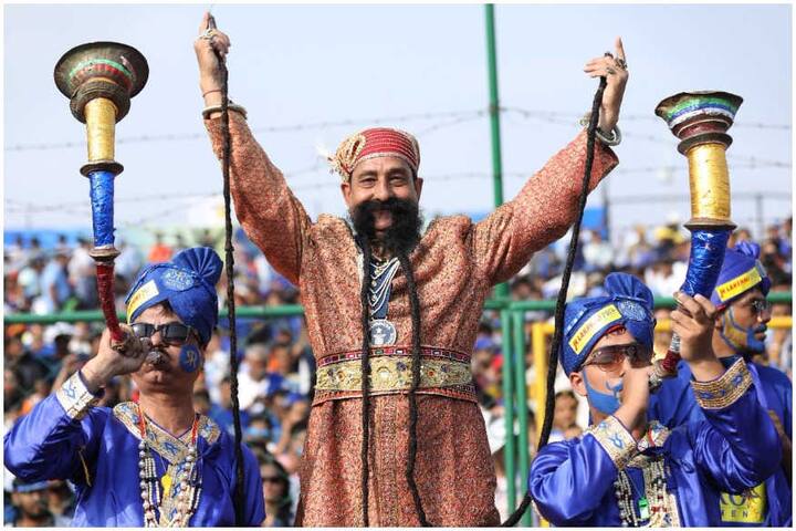 14 ફૂટની આ મૂંછો હવે તે વધીને 18 ફૂટ થઇ ગઇ છે. આ રેકોર્ડ અત્યાર સુધી કોઇએ નથી તોડ્યો. છેલ્લા 37 વર્ષથી તેઓ તેમની મૂંછોની ખાસ કાળજી લે છે. તે દરરોજ તેની માવજતમાં બે કલાક વિતાવે છે. તેને દાંતીયાથી ઓળીને માલિશ કરે છે. તેમાં ઘણો સમય લાગે છે.
