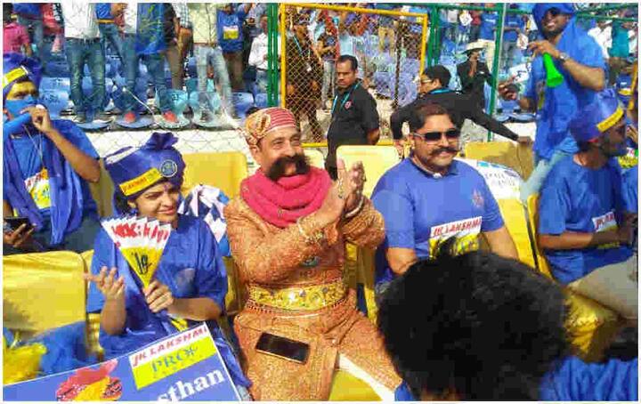 નવી દિલ્હીઃ બૉલીવુડના બિગ-બી અમિતાભ બચ્ચનનો 'શરાબી' ફિલ્મનો એક ડાઇલોગ લોકોને હજુયે યાદ છે, 'મૂછે હો તો નથ્થુલાલ જેસી હો, વરના ના હો' આ તો ફિલ્મી ડાયલોગ છે. પણ રિયલ લાઇફમાં આને સાચી ઠેરવી છે રાજસ્થાનના જયપુરના રામસિંહ ચૌહાણે.