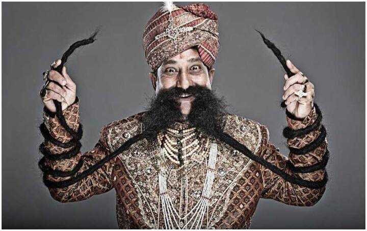 62 વર્ષિય રામસિંહ ચૌહાણે વર્ષ 1970થી તેમની મૂંછો કાપી નથી. રામસિંહ તેમની મૂંછોને ક્યારેય કપાવતા નથી. તે મૂંછો પર કોપરાનું તેલ, ઘી અને બદામનાં તેલથી માલિશ કરે છે. મૂંછો પર રામસિંહે આજદિવસ સુધી સાબુ નથી લગાવ્યો. તેને ધોવા માટે તે હમેશાં મુલ્તાની માટીનો ઉપયોગ કરે છે.