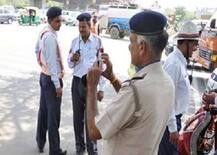 ગુજરાતમાં પોલીસને ડ્યુટી પર મોબાઈલ ફોન નહીં વાપરવા ફરમાન, કોને કોને મળી છૂટ? જાણો વિગત