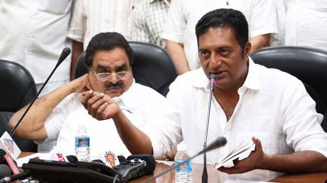 પ્રકાશ રાજે કહ્યું પીએમ મોદીએ પોતાની વાતોથી દેશને આશાની કિરણ દેખાડી હતી, પરંતુ અત્યાર સુધી કંઈ નથી થયું. ભાજપના નેતાઓ જૂની વાતો કરે છે. નહેરૂએ શું કર્યું? ટીપૂ સુલ્તાને શું કર્યું? સનાતન ધર્મએ શું કર્યુ? હું મારા બે પેઢીના પરદાદાને નથી આળખતો. મારે ટીપૂ સુલ્તાન સાથે શું લેવા-દેવા?