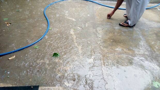 વાતાવરણમાં અચાનક પલટો આવતા કમોસમી વરસાદ થયો છે. ભારે વરસાદ સાથે કરા પડ્યા છે. 40 ડિગ્રી તાપમાન વચ્ચે મેઘરાજ પધારતા જ બાળકોમાં આનંદનો માહોલ ફેલાય ગયો હતો.