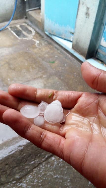 રાજકોટ: રાજકોટના ગોંડલમાં વાતાવરણમાં અચાનક પલટો જોવા મળ્યો હતો. ગોંડલ તાલુકાના આંબરડી સહિતના ગામમાં કરા સાથે વરસાદ પડ્યો હતો. આ સાથે જ જેતપુરમાં પણ વાદળ છાયું વાતાવરણ જોવા મળી રહ્યું છે.