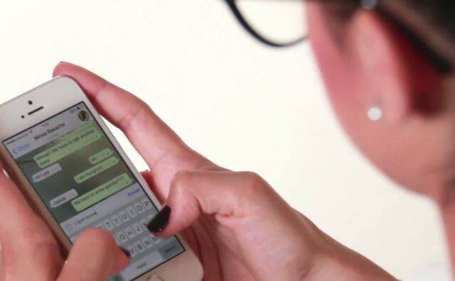 હાલમાં જ એપલ આઈઓએસમાં એક બગ આવ્યો હતો, જેના કારણે એક ખાસ તેલુગુ અક્ષરને ટાઈપ કરવા પર વ્હોટ્સએપ, ફેસબુક મેસેન્જર સહિતના મેસેજિંગ એપ ફ્રીઝ થઈ જતા હતા. આ બગથી આઈફોન્સ, આઈપેડ અને મેક ડિવાઈસીઝ પ્રભાવિત થયા હતા.