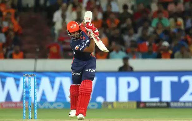  દિલ્હી ડેરડેવિલ્સે ટોસ જીતી પ્રથમ બેટિંગ કરવા સનરાઈઝર્સ હૈદરાબાદને આમંત્રણ આપ્યું હતું. પ્રથમ બેટિંગ કરતા સનરાઈઝર્સે 20 ઓવરમાં 5 વિકેટ ગુમાવી 163 રન બનાવી દિલ્હીને જીત માટે 164 રનનો ટાર્ગેટ આપ્યો છે. પૃથ્વી શો એ આક્રમક બેટિંગ કરતા 36 બોલમાં 65 રન બનાવ્યા હતા. જ્યારે શ્રેયસ અયરે 44 રન બનાવ્યા હતા. 