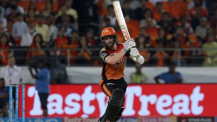  હૈદરાબાદ: ઈન્ડિયન પ્રીમિયમ લીગ(આઈપીએલ)માં શનિવારે રમાયેલી રોમાંચક મેચમાં સનરાઈઝર્સ હૈદરાબાદે દિલ્હી ડેરડેવિલ્સને સાત વિકેટથી હરાવી દીધું છે. પ્રથમ બેટિંગ કરવા ઉતરેલી દિલ્હીએ 20 ઓવરમાં પાંચ વિકેટ ગુમાવી 163 રન બનાવ્યા હતા, તેની સામે હૈદરાબાદે અંતિમ ઓવરમાં ટાર્ગેટ હાંસલ કરી જીત મેળવી લીધી હતી. 