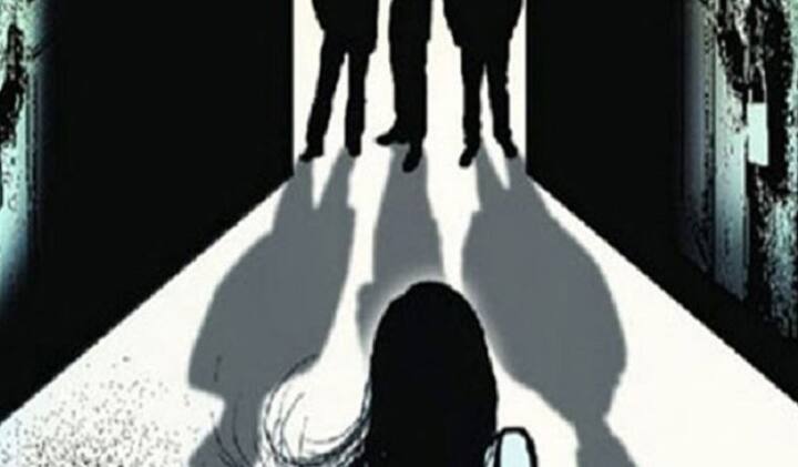 ઝારખંડના મુખ્યમંત્રીએ ગેંગરેપની ઘટના પર ટ્વિટ કરીને કહ્યું કે, ચતરામાં થયેલી હૃદયદ્રાવક ઘટનાથી પરેશાન છું. સભ્ય સમાજમાં આ પ્રકારની બર્બરતાને કોઈ સ્થાન નથી. તંત્રને દોષિતો સામે તાત્કાલિક કાર્યવાહી કરવાનો આદેશ આપ્યો છે. દોષિતોને છોડવામાં નહીં આવે. (તસવીરો પ્રતિકાત્મક છે)