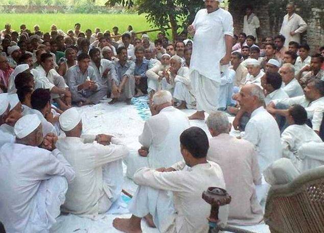 પંચાયતના નિર્ણયથી અપમાનિત થયા હોવાનું લાગ્યા બાદ ચારેય યુવકોએ પીડિત પરિવારના ઘરે જઈને સગીરાને જીવતી સળગાવી દીધી હતી. એટલું જ નહીં નરાધમોએ તેના માતા-પિતાને પણ ફટકાર્યા હતા. ઘટનાની સૂચના મળતા ગામ પહોંચેલી પોલીસે યુવતીનો અર્ધ બળેલો મૃતદેહ કબજે લીધો હતો.