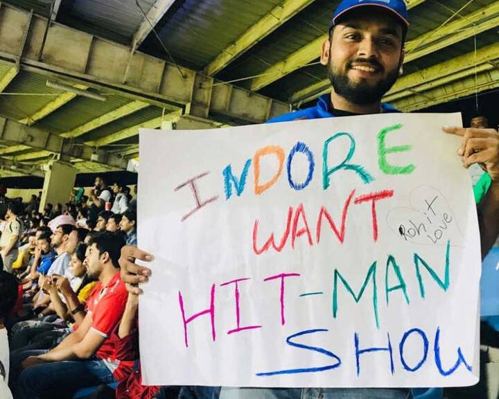 ઈન્દોરમાં રોહિત શર્માના ફેન્સે કંઈક આ પ્રકારનું પોસ્ટર કેમેરા સામે દેખાડ્યું હતું.