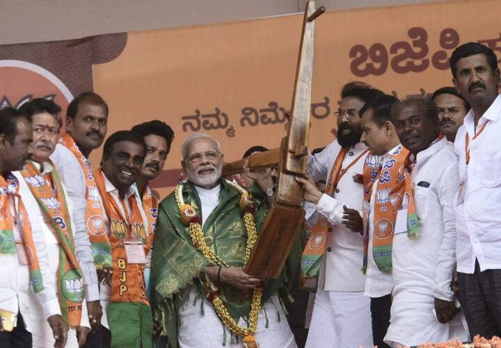 મોદીએ કહ્યું કે, તમને ક્યારેય વિચાર આવ્યો છે કે કોંગ્રેસને ટિકિટની વહેંચણીમાં આટલો સમય કેમ લાગે છે? એટલા માટે, કારણકે તેમને ત્યાં ટિકિટ માટે ટેન્ડર સિસ્ટમ છે. ત્યાં સીએમ બનવા માટે પણ ટેન્ડર સિસ્ટમ છે. જે કોઇ દિલ્હીમાં સૌથી વધુ નાણા મોકલે છે તેને કોંગ્રેસમાં સીએમ પદ મળે છે.