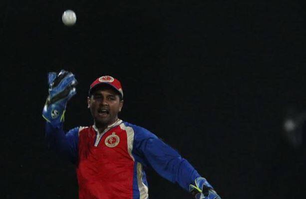 બેંગલોરઃ આઈપીએલની વર્તમાન સીઝન રોમાંચક તબક્કામાં પ્રવેશી ગઈ છે. ટોચની 3 ટીમોને બાદ કરતાં ક્વોલિફાય થનારી ચોથી ટીમ બનવા બાકીની તમામ ટીમો વચ્ચે હોડ જામી છે. ચેન્નાઈ સુપર કિંગ્સ સામેની મેચમાં રોયલ ચેલેન્જર્સ બેંગલુરુએ ટીમમાં ત્રણ ફેરફાર કર્યા છે. 