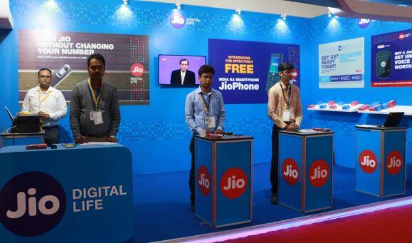 કંપનીએ દેશના પસંદગીની માર્કેટમાં 1.1TB (ટેરાબાઇટ) ફ્રી ડેટાની સાથે હાઇ-સ્પીડ ફાઇબર ટૂ ધ હોમ (FTTH) બ્રોડબેન્ડ કનેક્શન આપવાનું શરૂ કરી દીધું છે. તેમાં ડેટાની સ્પીડ 100Mbps છે. કંપની આ સર્વિસનું કમર્શિયલ ઓપનિંગ ચાલુ વર્ષમાં જ કરશે.
