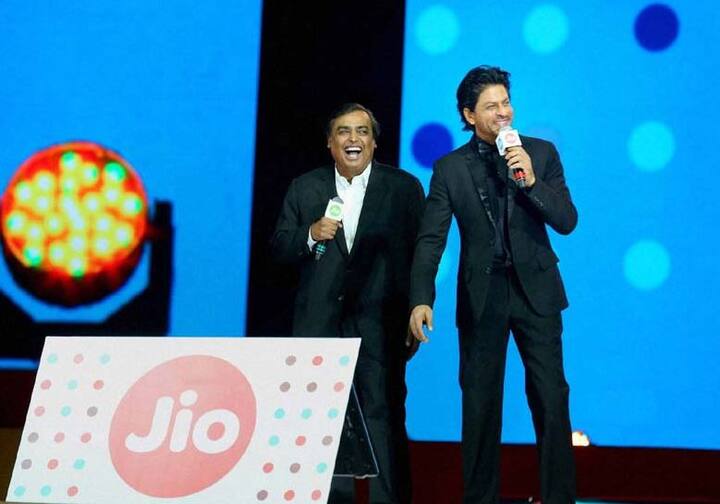 જિયોફાઇબર કનેક્શન મેળવવા માટે ગ્રાહકોએ સિક્યોરિટી તરીકે 4500 રૂપિયા આપવા પડશે. ઉપરાંત જ્યારે ગ્રાહક કનેકશન કઢાવી નાંખે ત્યારે આ રૂપિયા પરત પણ કરી દેવાશે. કંપની આ માટે જિયો રાઉટર ઇન્સ્ટોલ કરશે.