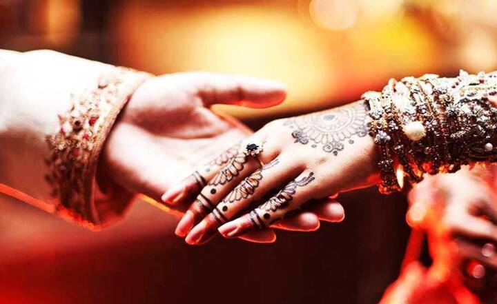 જો કોઈ છોકરી આવા મામલામાં તલાકની માંગ કરે તો તેને ચોરીનો ખોટા કેસમાં ફસાવી દેવાની ધમકી આપે છે મીડિયામાં મામલો સામે આવ્યા બાદ આરોપી મુમતાઝ ફરાર થઈ ગયો છે.