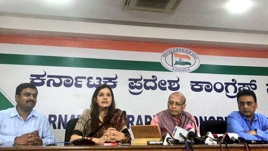 આ નિવેદનને લઈને કૉંગ્રેસે ભાજપ પર તીખા પ્રહારો કર્યા છે. કૉંગ્રેસ પ્રવક્તા પ્રિયંકા ચતુર્વેદીએ કહ્યું કે યેદિયુરપ્પાએ ભારતીય જનતા પાર્ટીના પક્ષમાં મતદાન નહીં કરનારાઓને સાર્વજનિક ધમકી આપી છે. પ્રિયંકાએ ભાજપને આડે હાથ લેતા કહ્યું કે લોકતંત્ર અને સંવિધાનનું સમ્માનનો દાવો કરનારી પાર્ટી તરફથી આવેલું આ નિવેદન ખુબજ હેરાન કરનારું છે.