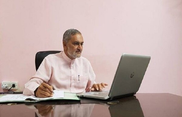 બિટકોઈન કૌંભાડે સમગ્ર ગુજરાતમાં ચર્ચા જગાવી દીધી છે. આ સમગ્ર કૌંભાડમાં ભાજપના પૂર્વ ધારાસભ્ય નલિન કોટડિયાનું નામ ખુલ્યું છે. બીટકોઈન કૌંભાડમાં નલિન કોટડિયાનું નામ ખુલતા જ તેઓ ગાયબ થઈ ગયા છે. શુક્રવારે નલિન કોટડિયાને CID ક્રાઈમે પૂછપરછ માટે બોલાવ્યા હતાં, પરંતુ તેઓ આવ્યા નહોતા. જ્યારે આજે ફરી તેમને બપોરે ત્રણ વાગે હાજર રહેવા માટે સમન્સ પાઠવવામાં આવ્યું છે. જોકે કોટડિયા ભૂગર્ભમાં ઉતરી ગયા છે તેવું જાણવા મળ્યું છે.