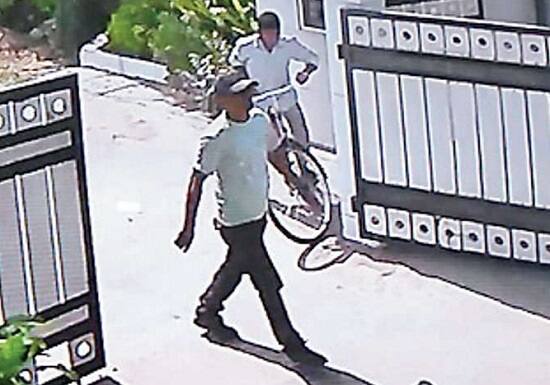 ઇડીના અધિકારીઓના સ્વાંગમાં આવેલા બંન્ને ગુજરાતીમાં બોલતાં હતા. તેણે સિક્યુરીટી ગાર્ડ રામસિંઘ બારીયાને અમિતભાઈની ઔડી કાર આરટીઓમાં ઈન્સ્પેક્શન માટે લઈ જવાની છે. તમારો ડ્રાઈવર બોલાવો તેમ કહેતાં રામસિંઘે ડ્રાઈવર કરસન રાઠવાને ફોન કર્યો હતો. જોકે તે તાત્કાલિક આવી શકે તેમ નથી તેવું કહેતા બન્ને જણાં બીજા ડ્રાઈવર ભરતભાઈ ચાવડાની રાહ જોઈ ઉભા હતાં. 