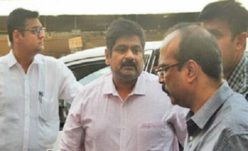 તેઓ પણ 15 મિનીટ સુધી નહીં આવતાં બન્ને જણાએ બંગ્લાના દરવાજા પાસેના કિ બોક્સમાંથી ઔડી કારની ચાવી લઈ ગાડી ચાલુ કરીને ફરાર થઈ ગયા હતાં. આ અંગે ફોન કરી જાણ કરતાં તેમણે ઈડી અને આરટીઓમાં તપાસ કરી હતી. પરંતુ બન્ને જગ્યાએ ઔડી કાર લઈ નહીં ગયા હોવાનું બહાર આવ્યું હતું.