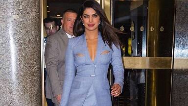પ્રિયંકાએ એક બ્લૂ રંગનો Dion Lee સૂટ પહેર્યો, તેના ઉપરના ભાગે કટ લાગેલા હતા. જોકે આ ડ્રેસમાં પ્રિયંકા અકદમ અલગ અંદાજમાં જ લાગી રહી હતી, પણ સોશ્યલ મીડિયામાં ફેન્સે તેને આડેહાથે લીધી અને ટ્રૉલ કરવાનું શરૂ કરી દીધું હતું. 