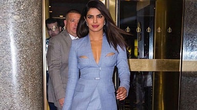  પ્રિયંકાએ એક બ્લૂ રંગનો Dion Lee સૂટ પહેર્યો, તેના ઉપરના ભાગે કટ લાગેલા હતા. જોકે આ ડ્રેસમાં પ્રિયંકા અકદમ અલગ અંદાજમાં જ લાગી રહી હતી, પણ સોશ્યલ મીડિયામાં ફેન્સે તેને આડેહાથે લીધી અને ટ્રૉલ કરવાનું શરૂ કરી દીધું હતું. 