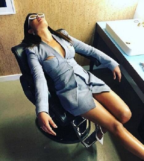  આ ડેનિમ સૂટ માટે પ્રિયંકાને યૂઝર્સે અલગ અલગ પ્રતિક્રિયાઓ આપી હતી. કેટલાક લોકોએ પ્રિયંકાના લૂક્સ અને આઉટફીટની પ્રસંશા કરી, તો વળી કેટલાક યૂઝર્સનું કહેવું છે કે દેસી ગર્લ નહીં પણ પુરેપુરી અમેરિકન બની ગઇ છે. 